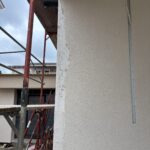 Ausbesserung beschädigter Fassade am Haus Sanierung kleiner Risse an der Hausfassade