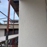 Fassadenreparatur nach Rissen und Abplatzungen Reparatur abgeplatzter Stellen an der Fassade
